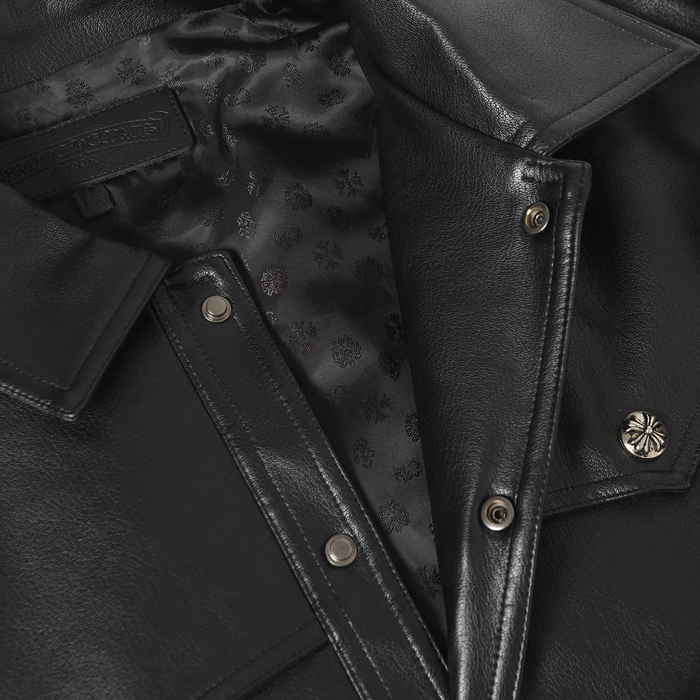 🅿️650 Chrome Hearts Chrome Hearts large arm embroidered leather jacket ●Authentic product: purchased and developed for 64000 ●Technology: close-step embroidery production ●Version: fitted version ●Weight: about 1065 grams ●Size: S-M-L ●Description: CH's new leather jacket with large arm embroidery. Full size shipped. Custom-woven fabric is made of black pebbled genuine leather. Customized silk jacquard logo lining. Embroidery is machine processed. Appliqué embroidery process. Imported template machine shape on the back. Customized genuine leather trademark. Customized genuine Leather size. Customized 5.8cm metal logo mark. Customized 18mm four-button buckle. Customized 18mm two-button button. Customized accessories. Same style for men and women. Full street feel. Workmanship details are very good. The overall routing is straight and delicate, the fabric is comfortable and soft, and the color is consistent without color difference. It can be matched with the same style to create a fashionable look, and can be used in various occasions. Customized accessories, complete with three standards, same style for men and women!